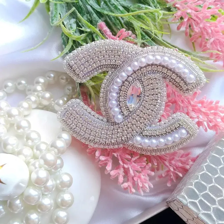 Брошь в стиле Шанель