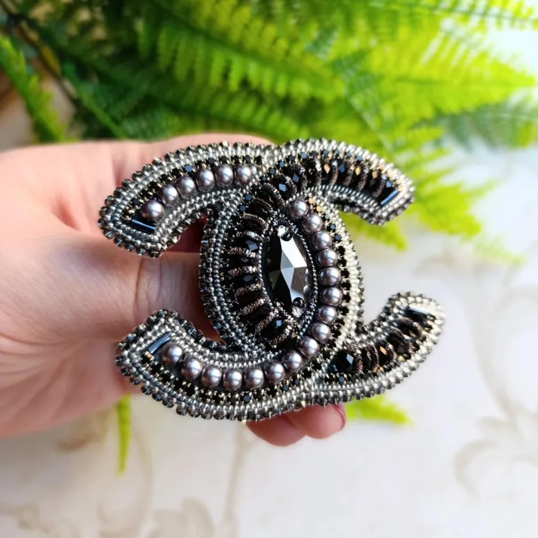 Брошь в стиле Шанель