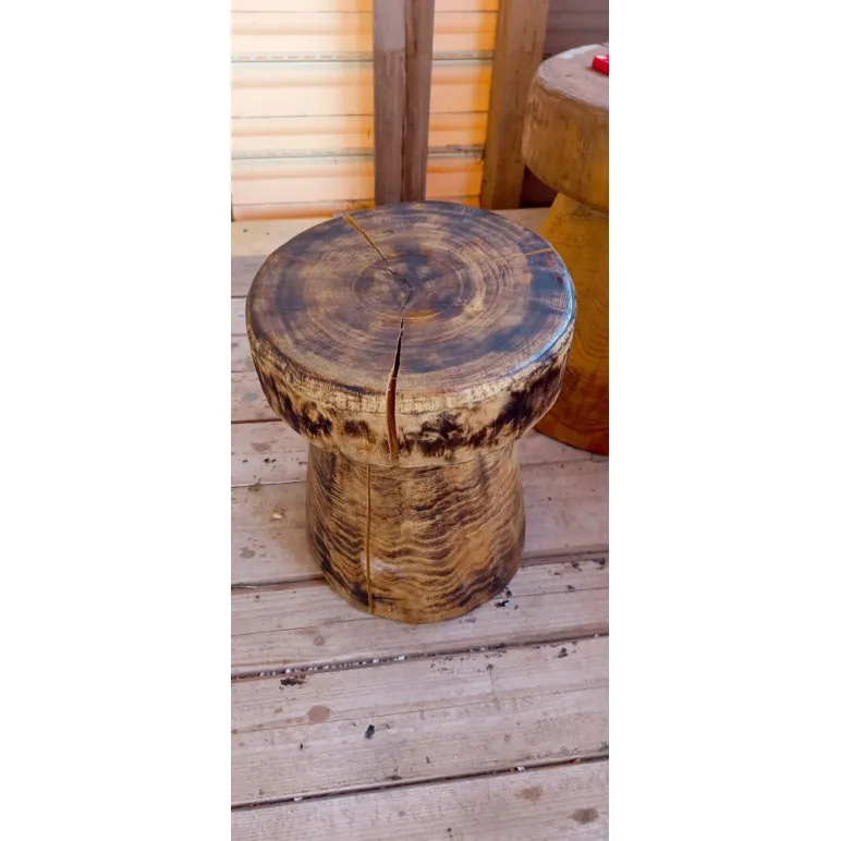 Табуреты из цельного дерева