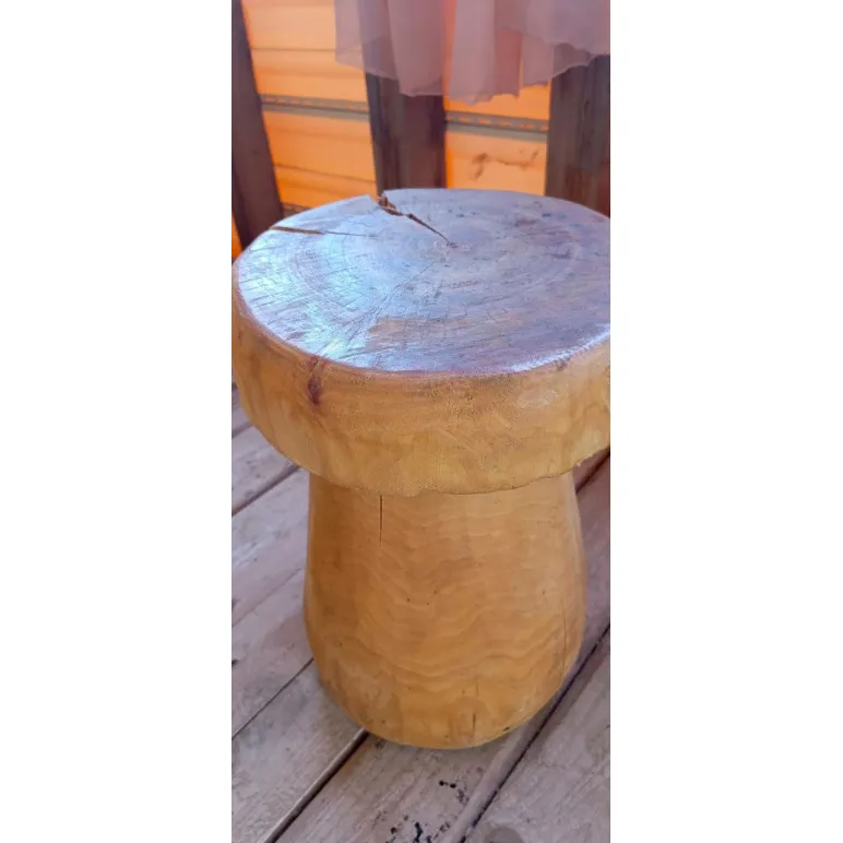 Табуреты из цельного дерева