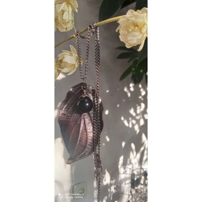 Колье "Лист дёрена" с двумя бусинами
