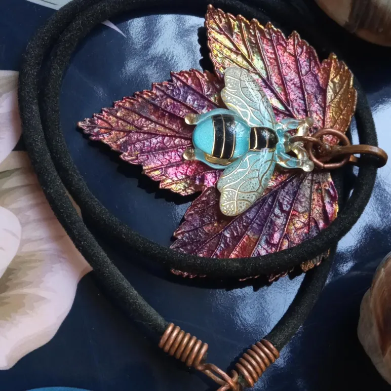 Лист смородины с голубой пчёлкой