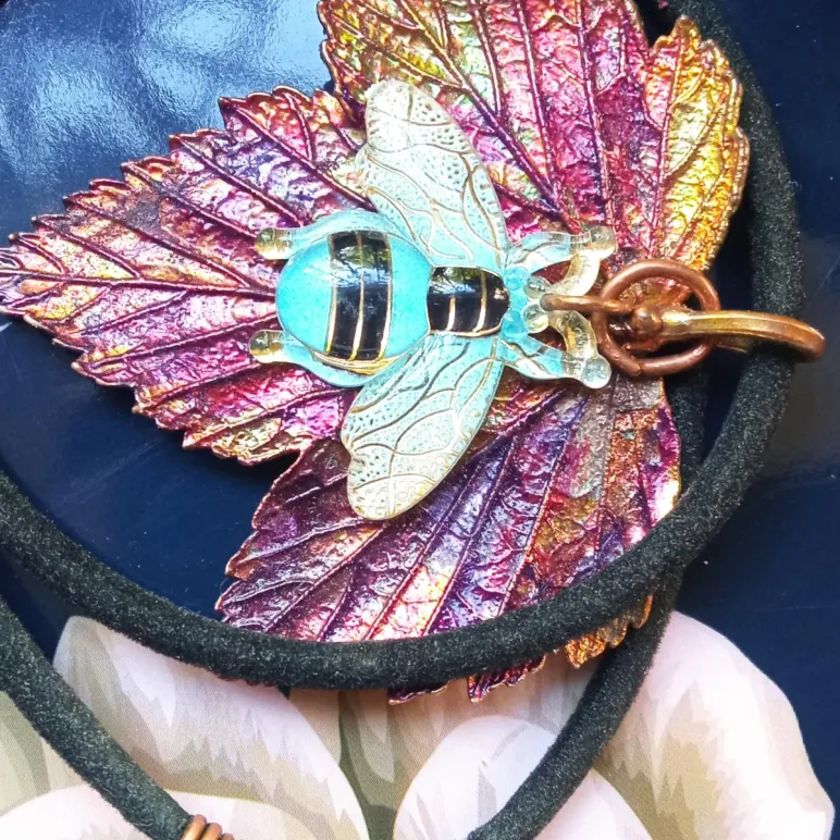 Лист смородины с голубой пчёлкой