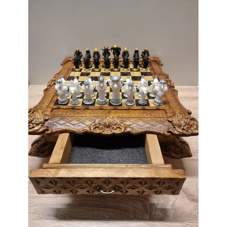 Комплект: деревянная резная шахматная доска ларец, с выдвижным ящиком для хранения фигур.