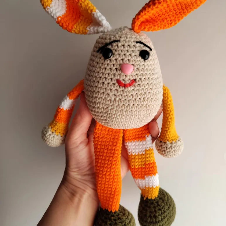 Вязанный разноцветный зайчик