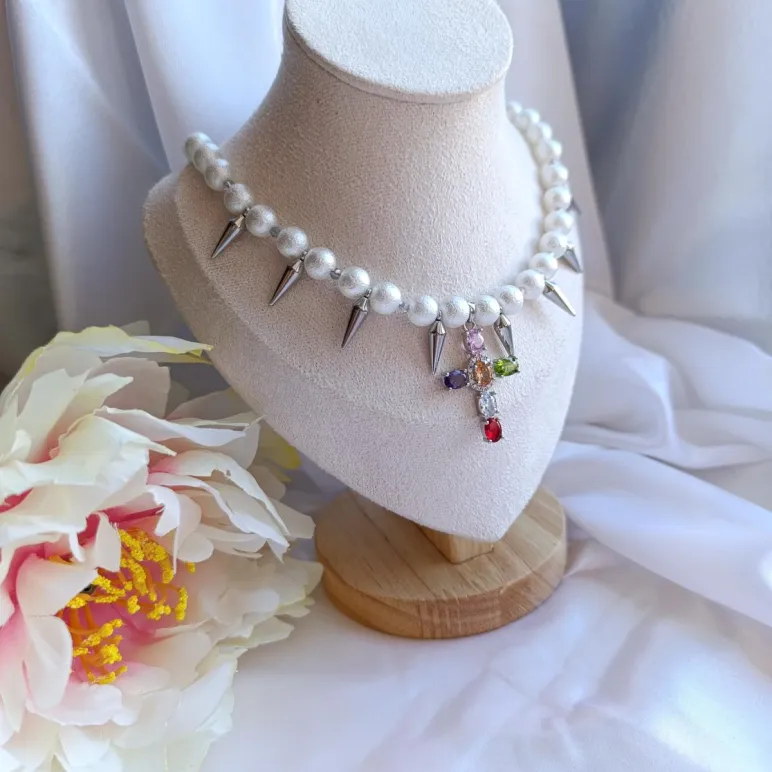 Колье жемчужное с шипами и крестиком