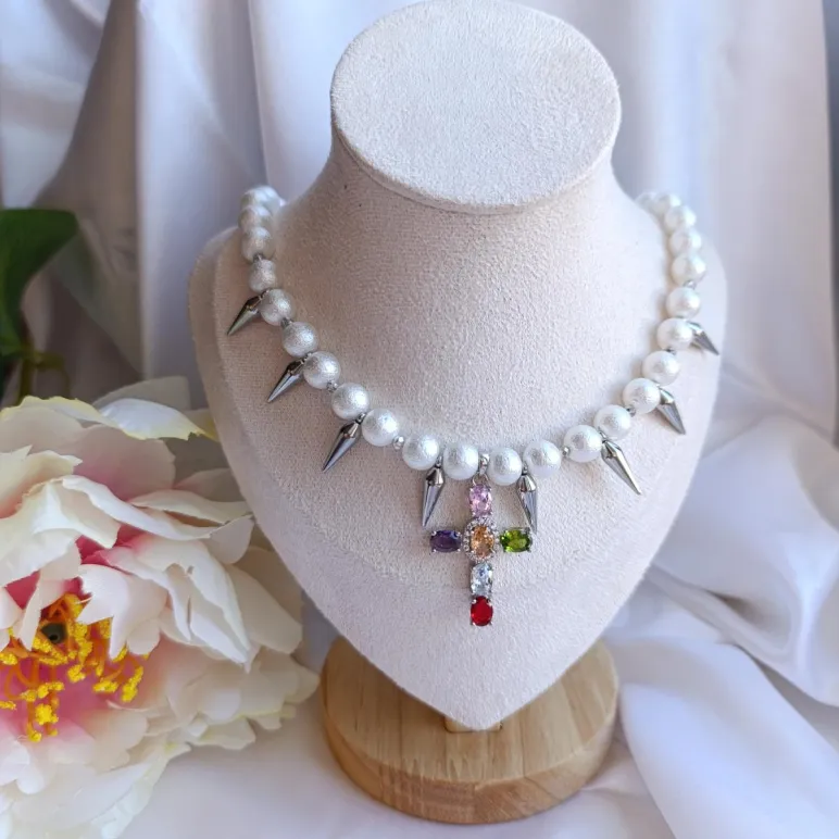 Колье жемчужное с шипами и крестиком