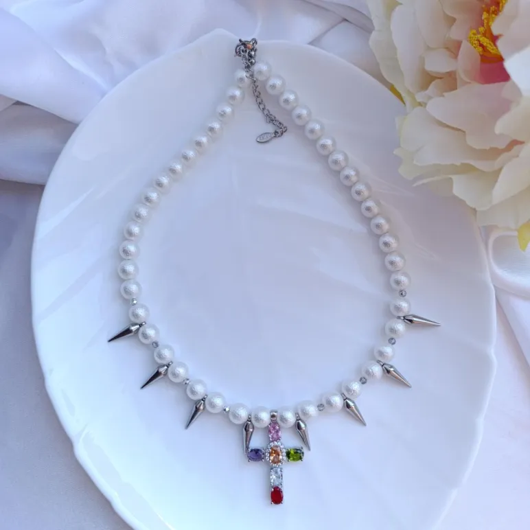 Колье жемчужное с шипами и крестиком
