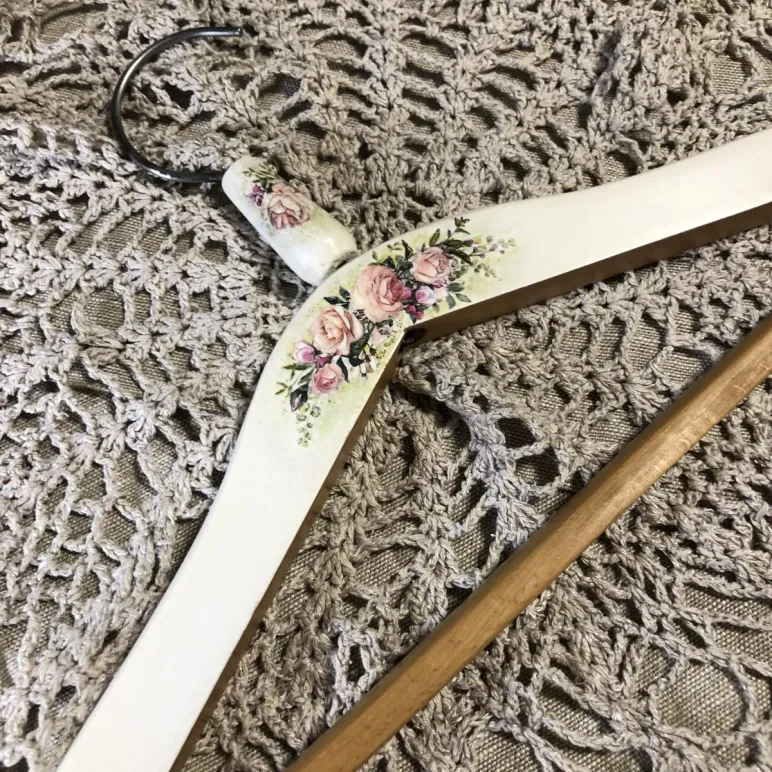 Вешалка-плечики на основе винтажных