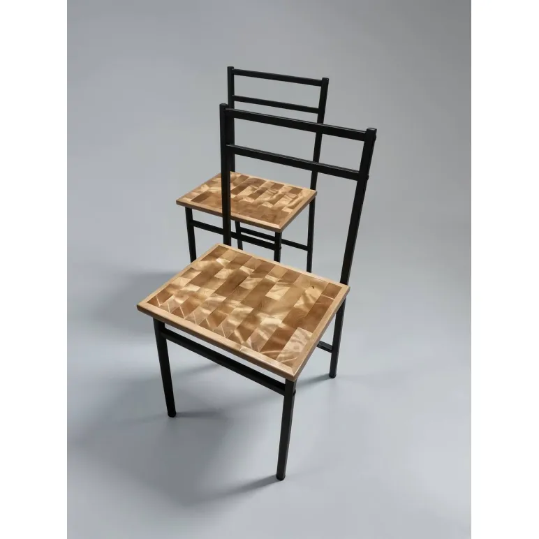 Офисный стол и стулья