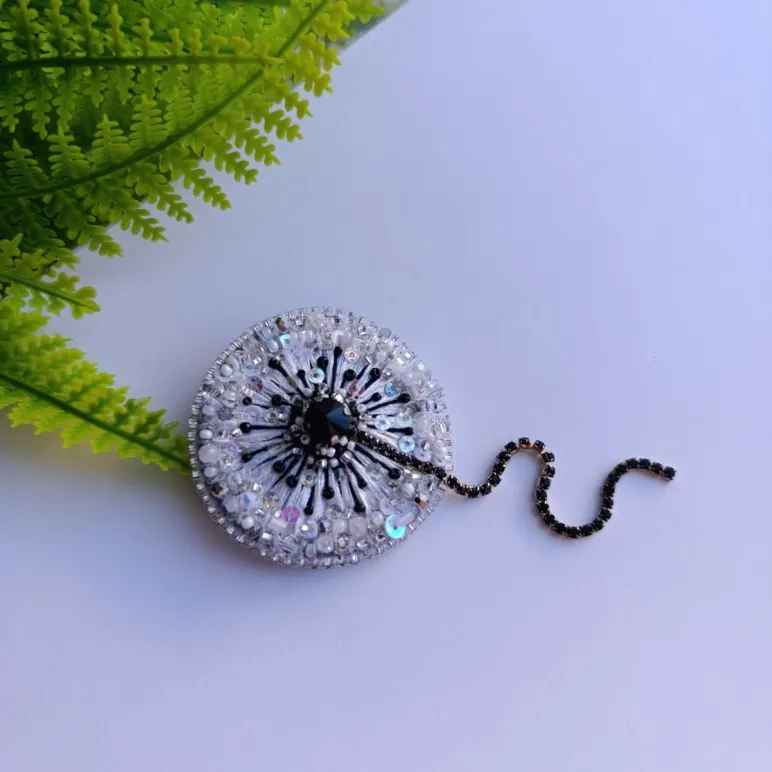 Брошь Одуванчик белый с чёрной серединкой