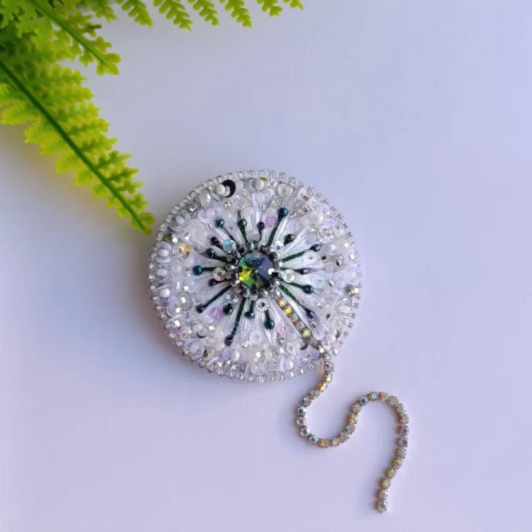 Брошь Одуванчик белый с зелёной серединкой