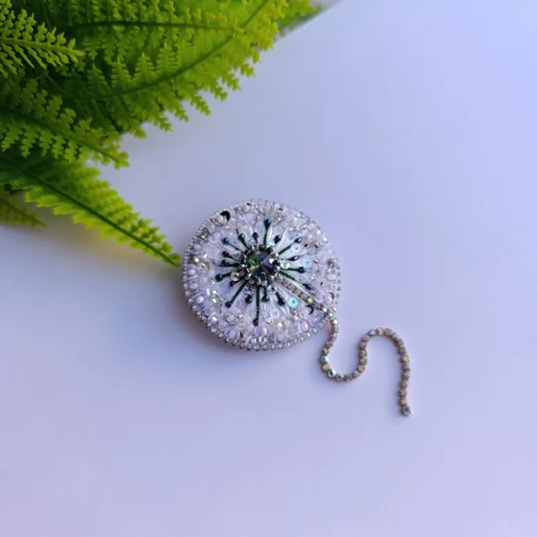 Брошь Одуванчик белый с зелёной серединкой