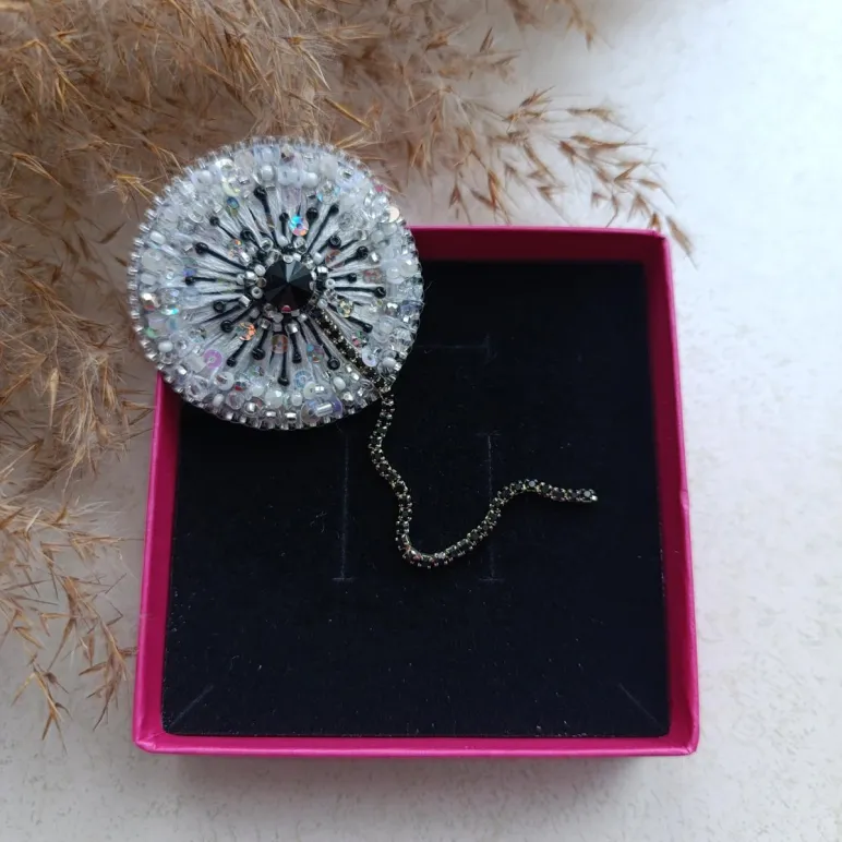 Брошь Одуванчик белый с чёрной серединкой