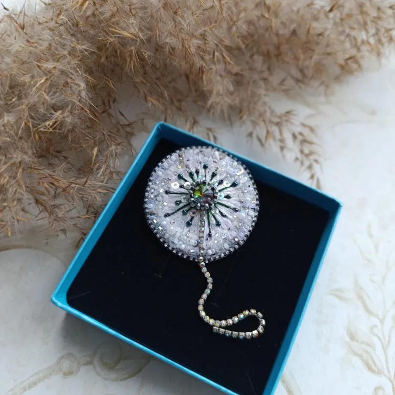 Брошь Одуванчик белый с зелёной серединкой