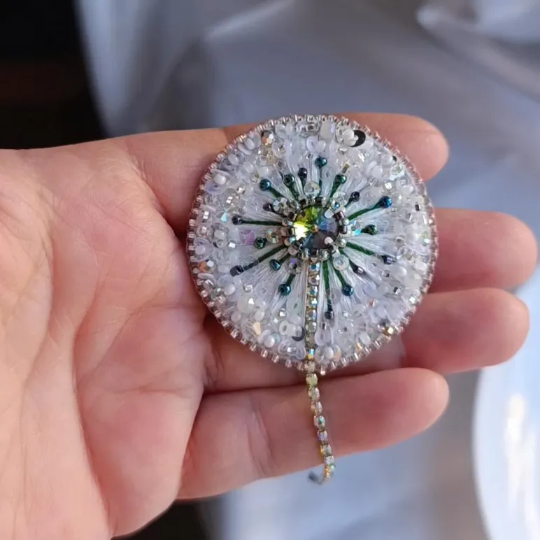 Брошь Одуванчик белый с зелёной серединкой