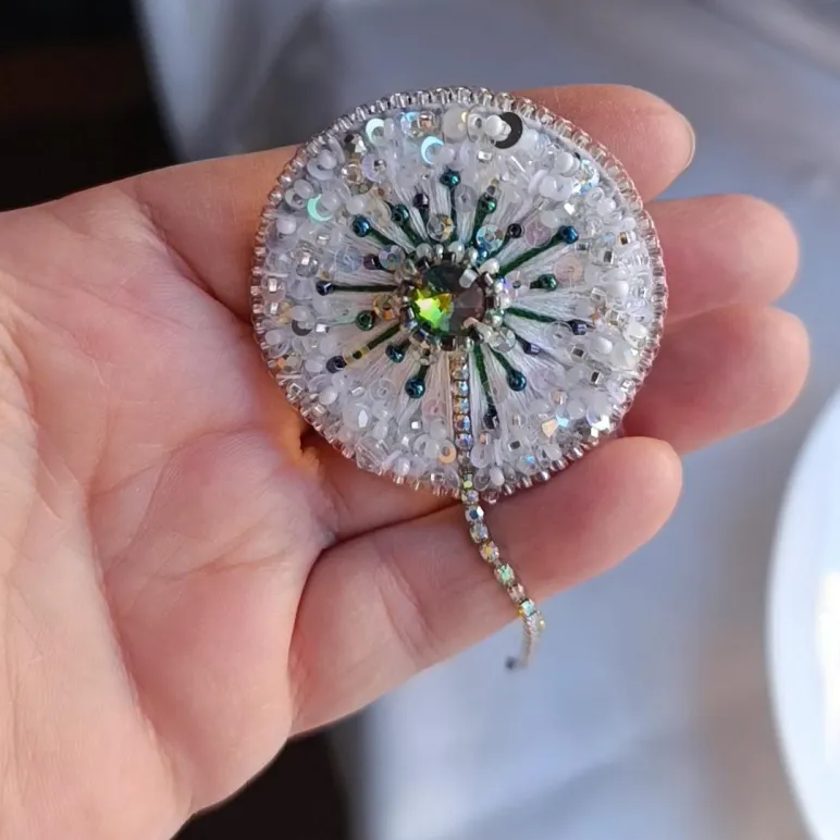 Брошь Одуванчик белый с зелёной серединкой