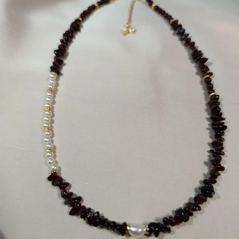 Чокер из граната и жемчуга.