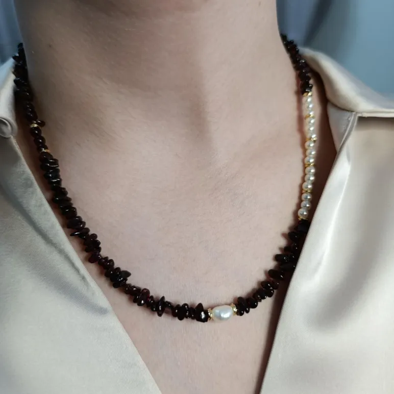 Чокер из граната и жемчуга.