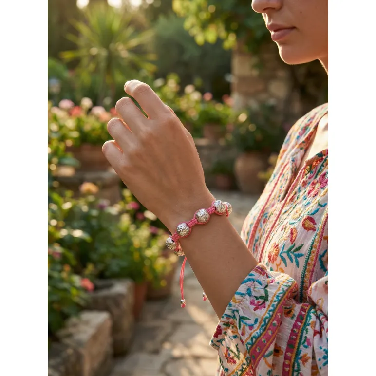 Браслет макраме из больших бусин и розового шнура