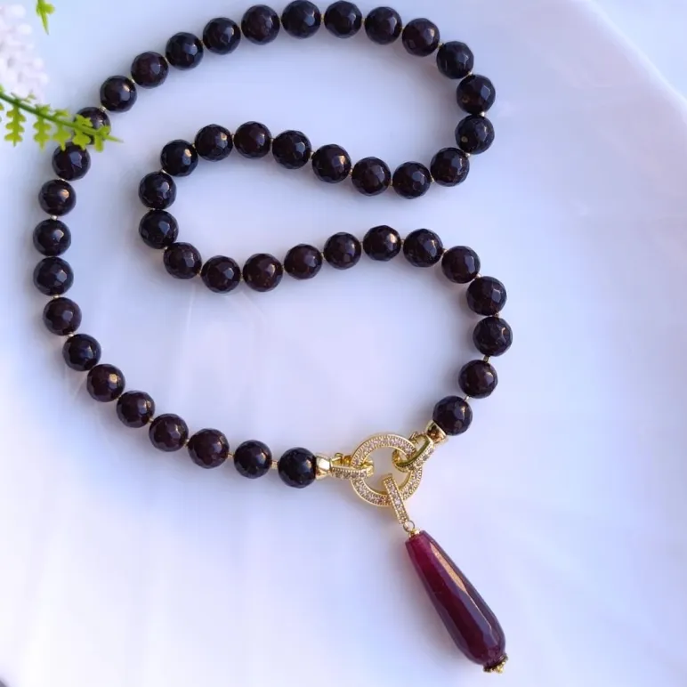 Колье из граната со съёмной подвеской