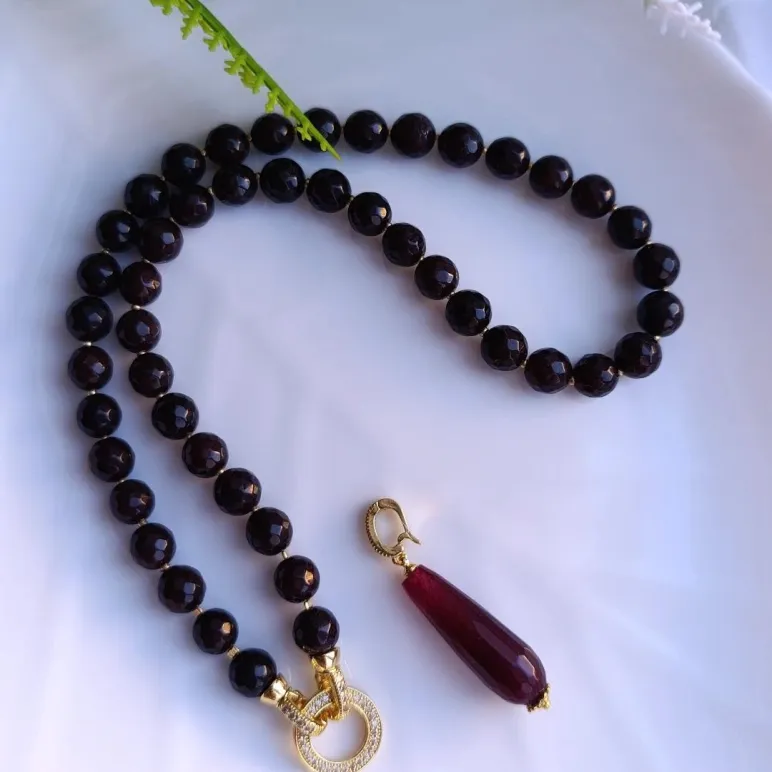 Колье из граната со съёмной подвеской