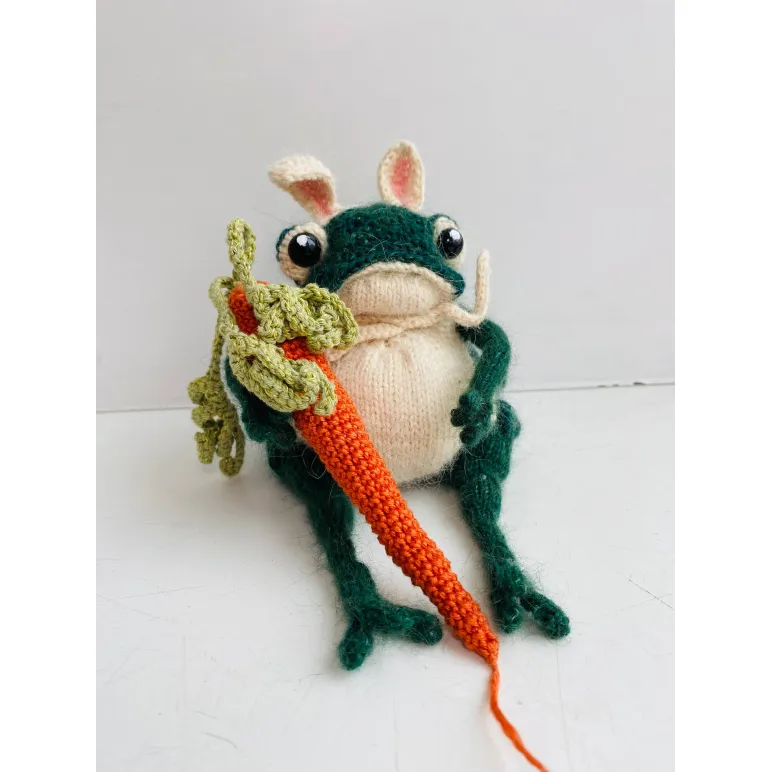 Интерьерная игрушка Философская Жаба с морковкой мягкая игрушка ручной работы