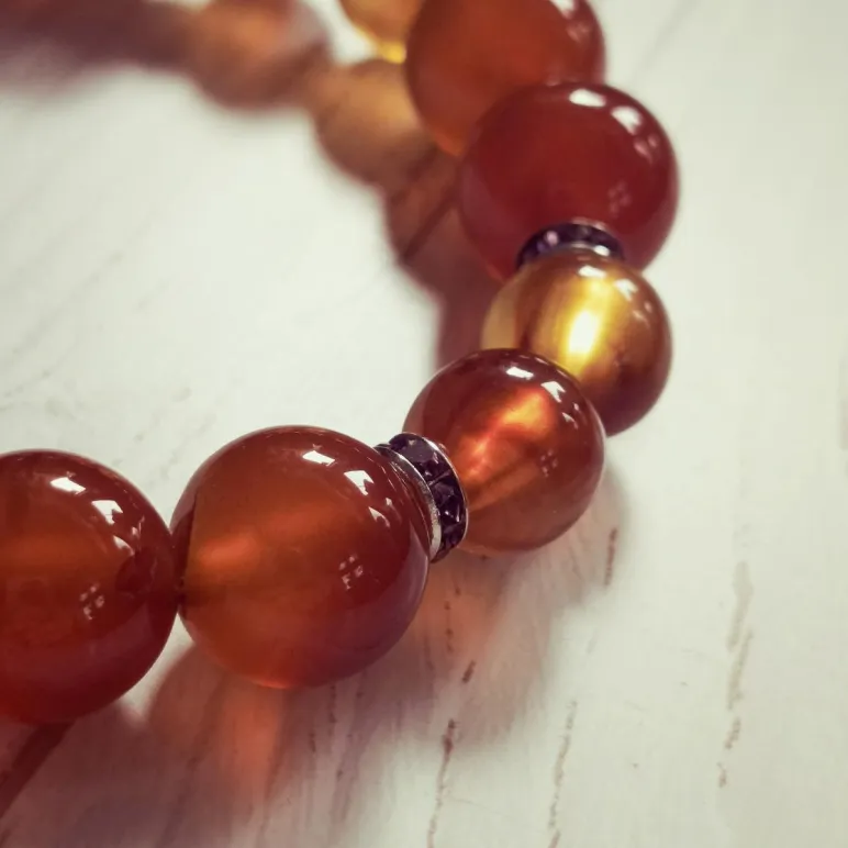 Браслет из сердолика с янтарем
