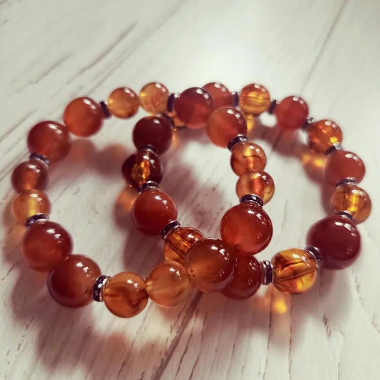 Браслет из сердолика с янтарем