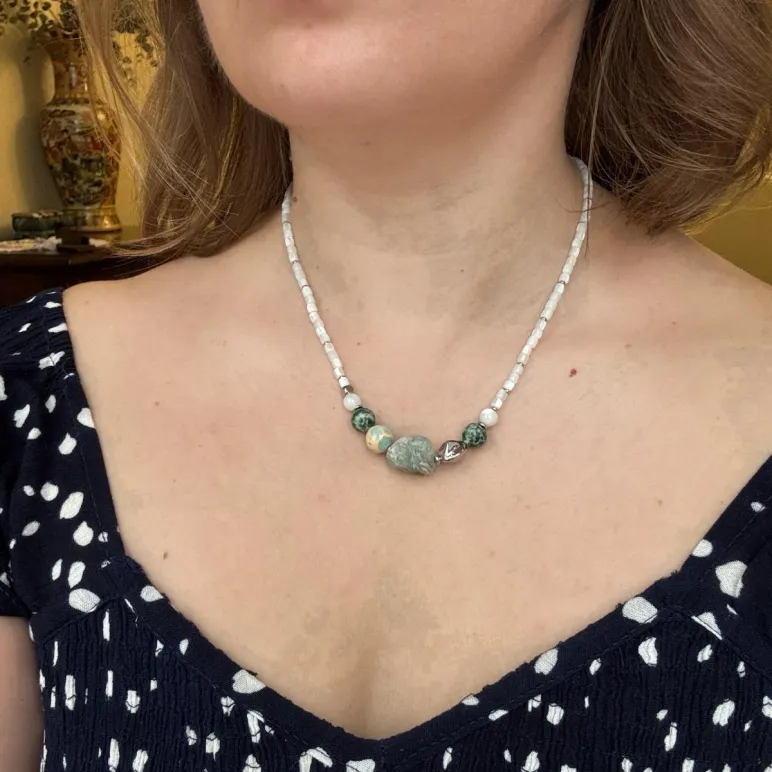 Колье с крупным необработанным флюоритом и перламутром