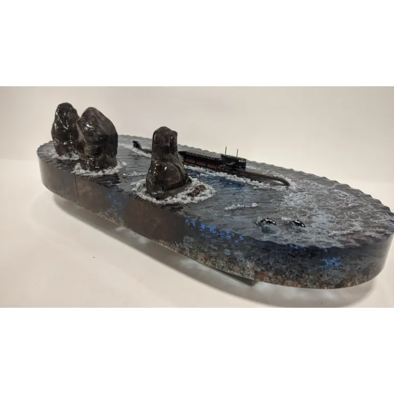 Модель подводной лодки 667БДР "Кальмар" на фоне скал "Три брата".