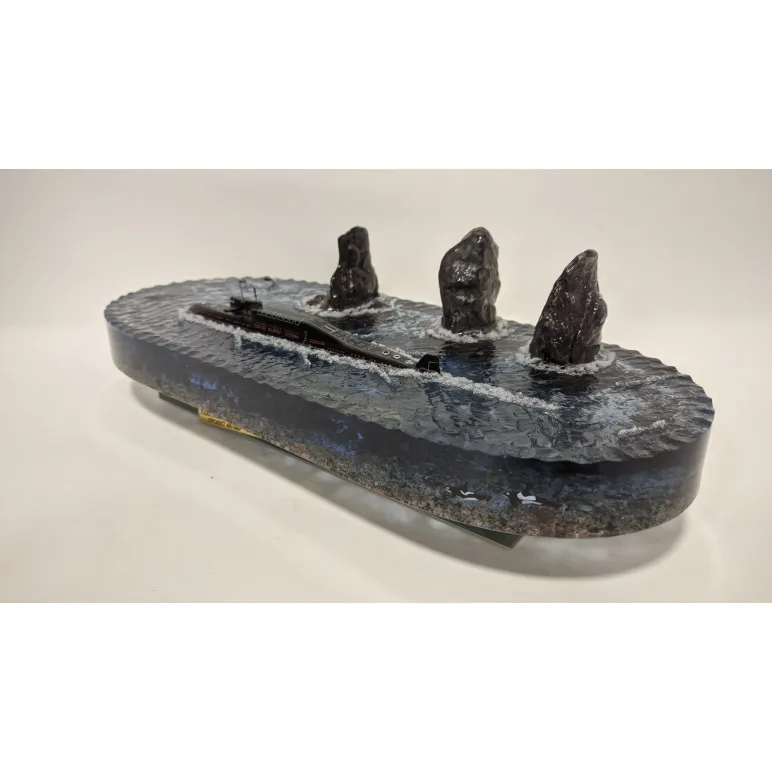 Модель подводной лодки 667БДР "Кальмар" на фоне скал "Три брата".