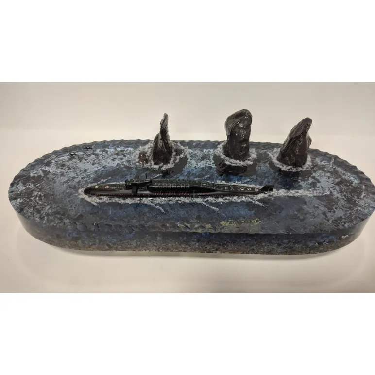Модель подводной лодки 667БДР "Кальмар" на фоне скал "Три брата".