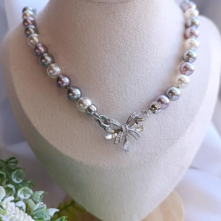 Колье-чокер из жемчуга с замочком бантиком.