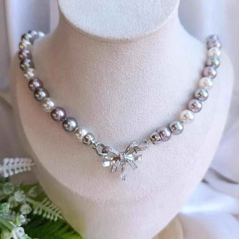 Колье-чокер из жемчуга с замочком бантиком.