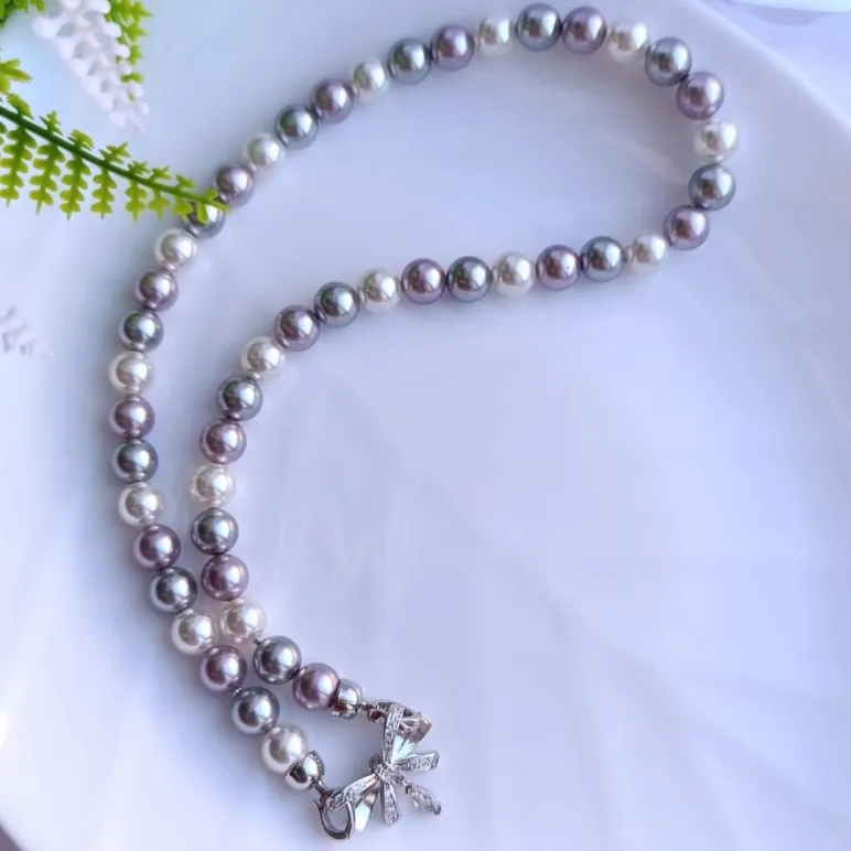 Колье-чокер из жемчуга с замочком бантиком.