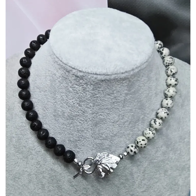 Бусы из лавы и долматинца