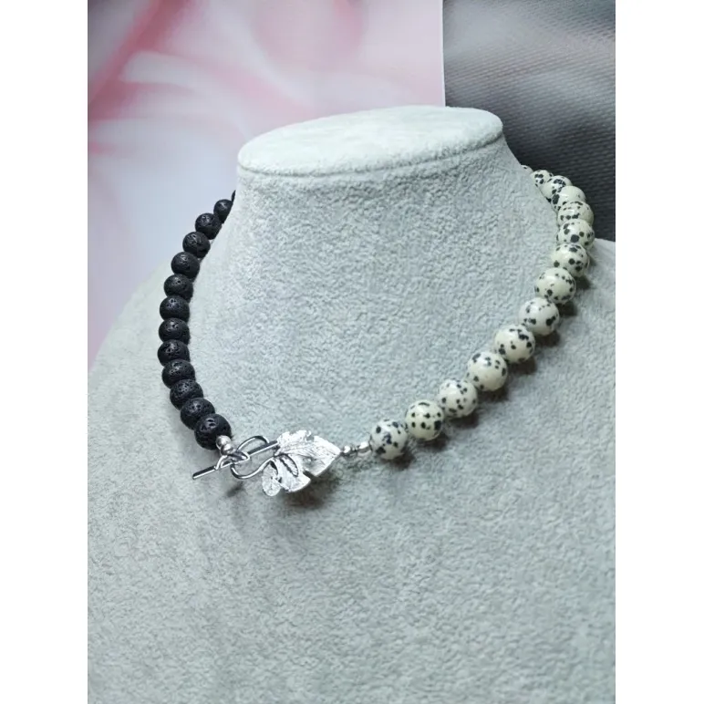 Бусы из лавы и долматинца