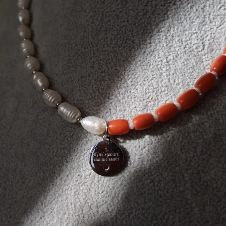 Бусы из речного жемчуга и запеченного коралла с кулоном "Инь-Янь" серебро 925, браслет в подарок при покупке в течении 3х дней