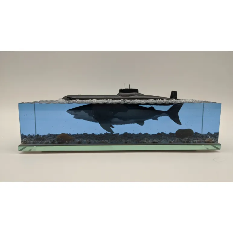 Модель 941 "Акула" с большой белой акулой.