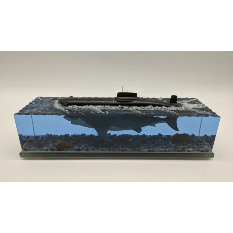 Модель 941 "Акула" с большой белой акулой.