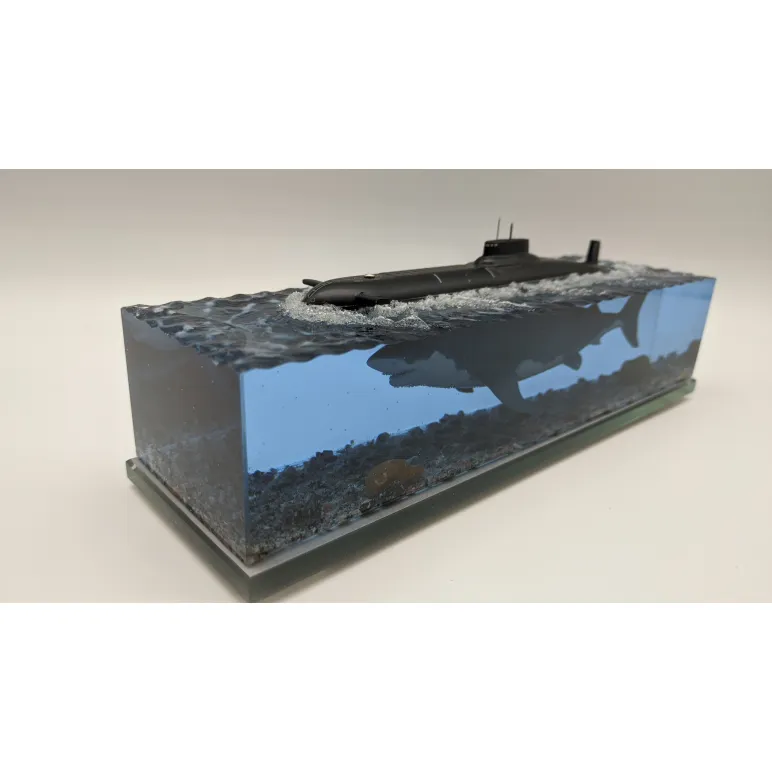 Модель 941 "Акула" с большой белой акулой.