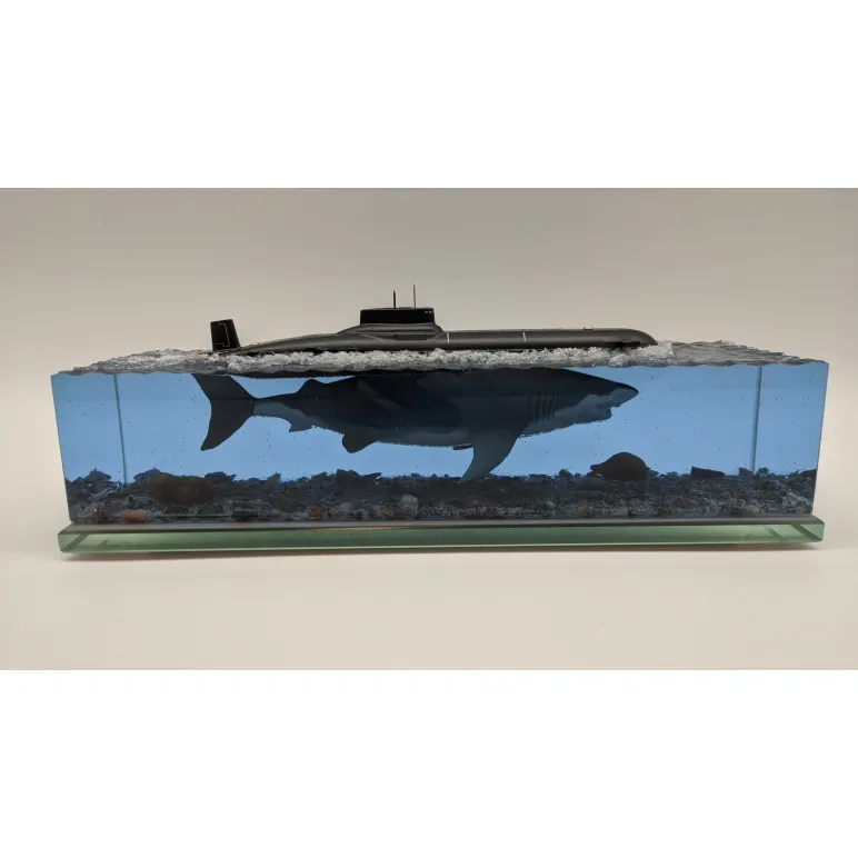 Модель 941 "Акула" с большой белой акулой.