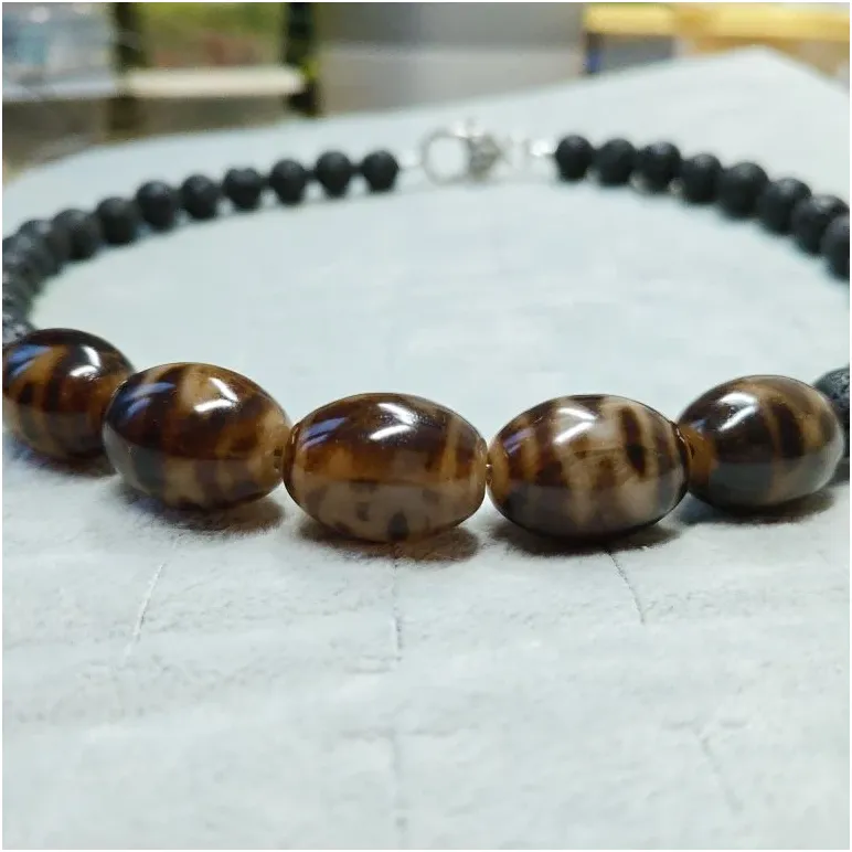 Бусы и браслет из полосатого агата и лавы