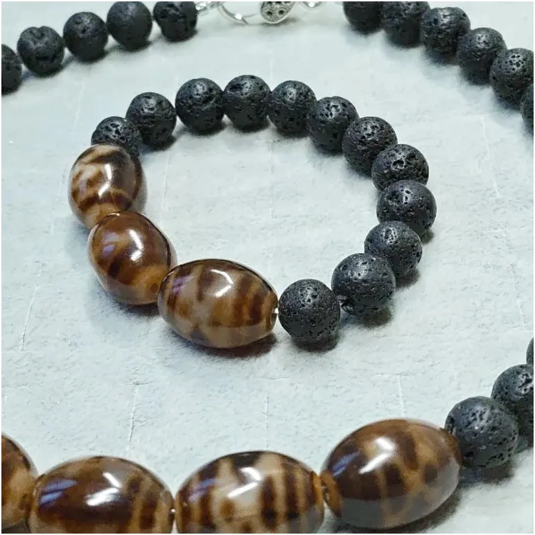 Бусы и браслет из полосатого агата и лавы