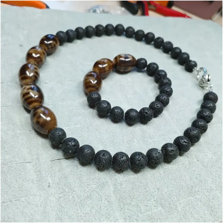 Бусы и браслет из полосатого агата и лавы