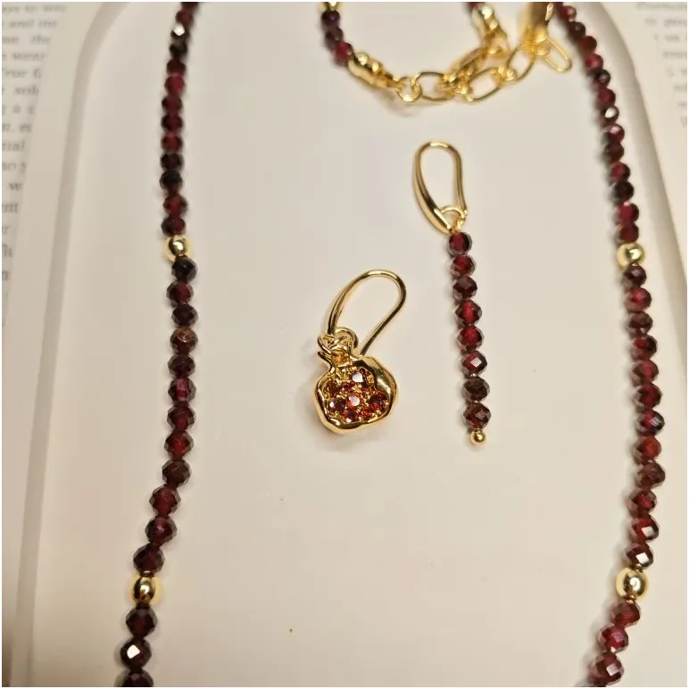 Комплект: бусы из натурального граненого граната и подвески с гранатом под золото, серьги с гранатом