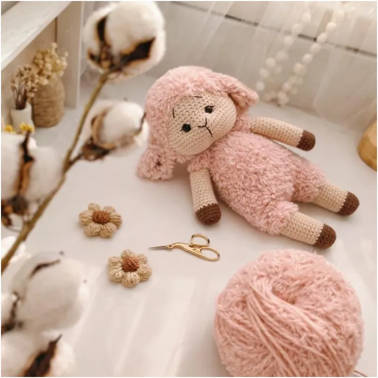 Вязанная розовая овечка