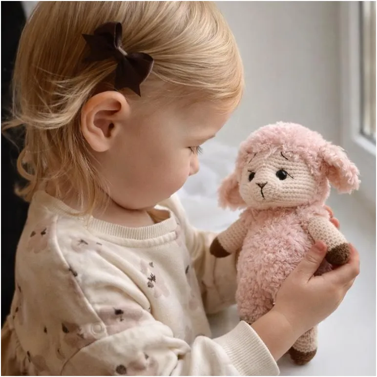 Вязанная розовая овечка