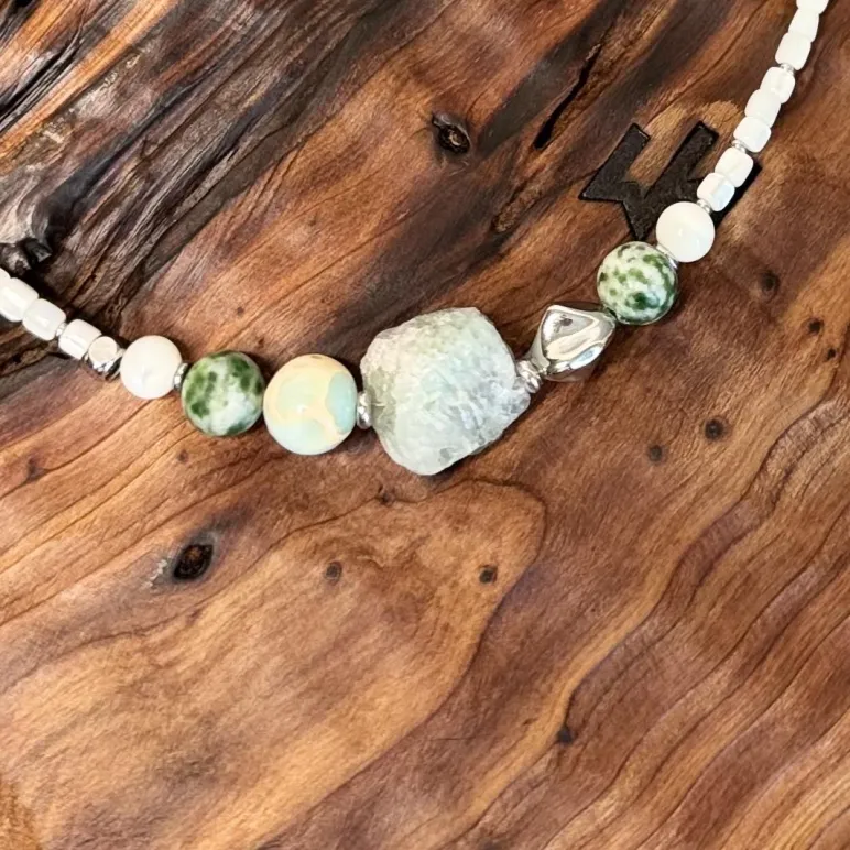 Колье с крупным необработанным флюоритом и перламутром